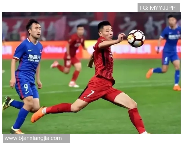 足球明星照片环绕的魅力瞬间展现足球世界的辉煌与激情